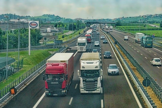 Na co zwrócić uwagę wybierając wózki transportowe?