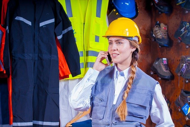 Odzież dla pracowników – rodzaje i zastosowanie. Kiedy jest konieczna?